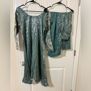 3 piece - new outfit - size L - thread embroidered on sleeves